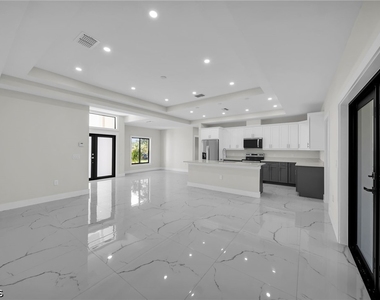 636 Ladd Street - Photo Thumbnail 4