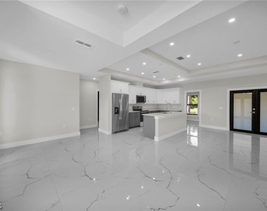 636 Ladd Street - Photo Thumbnail 5