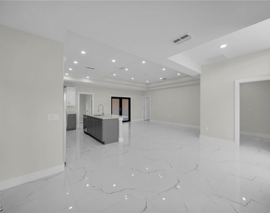 636 Ladd Street - Photo Thumbnail 6