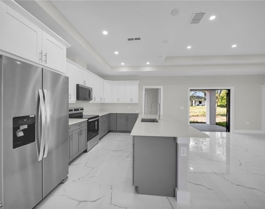 636 Ladd Street - Photo Thumbnail 2