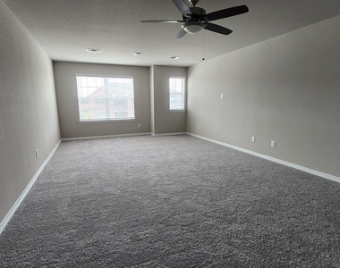 8009 Scanlan Trail - Photo Thumbnail 10