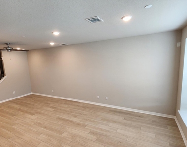 8009 Scanlan Trail - Photo Thumbnail 25