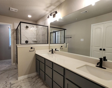 8009 Scanlan Trail - Photo Thumbnail 37