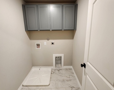 8009 Scanlan Trail - Photo Thumbnail 17
