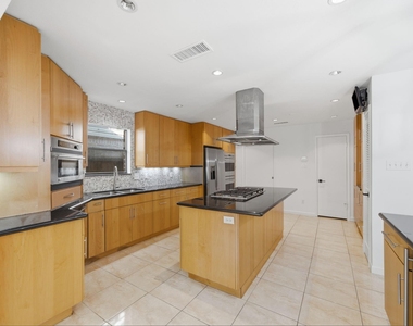 10319 Meadow Lake Lane - Photo Thumbnail 4
