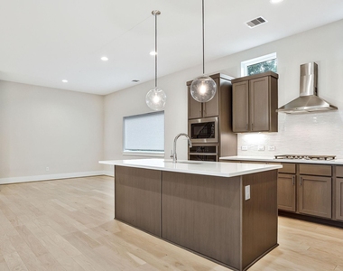 838 Fisher Street - Photo Thumbnail 7