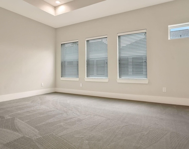 838 Fisher Street - Photo Thumbnail 9