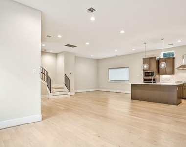838 Fisher Street - Photo Thumbnail 8