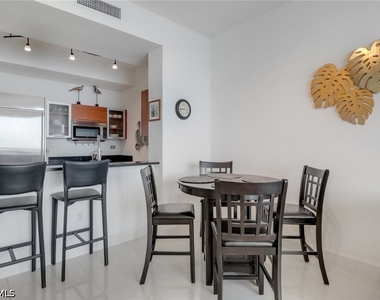3000 Oasis Grand Boulevard - Photo Thumbnail 10
