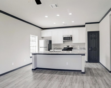 8103 Glass Street - Photo Thumbnail 2