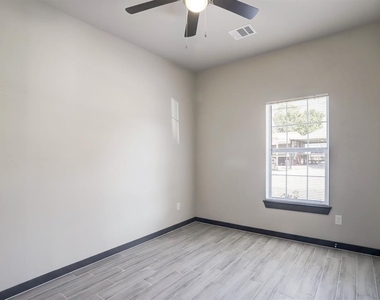 8103 Glass Street - Photo Thumbnail 7