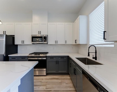 7712 Johanna Park Drive - Photo Thumbnail 8