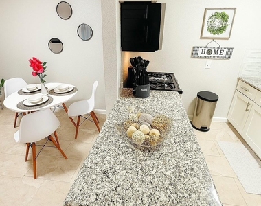 3316 N Macgregor Way - Photo Thumbnail 6