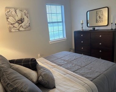 3316 N Macgregor Way - Photo Thumbnail 8