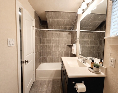 10717 Madden Oaks Place - Photo Thumbnail 17