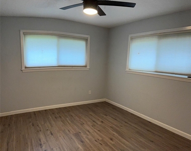 211 Van Winkle Street - Photo Thumbnail 4