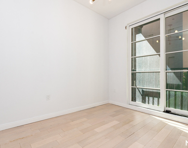 978 Kent Ave - Photo Thumbnail 5