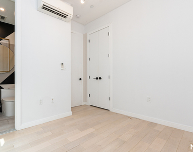 978 Kent Ave - Photo Thumbnail 7