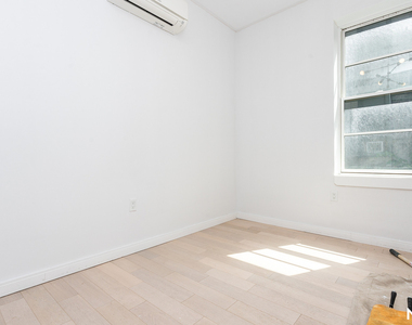 978 Kent Ave - Photo Thumbnail 10