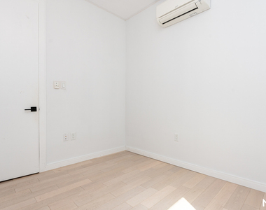 978 Kent Ave - Photo Thumbnail 12