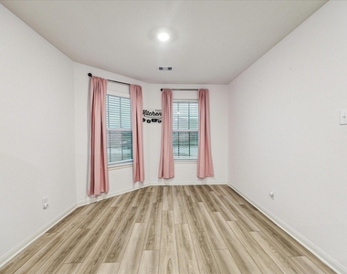 517 Amberwood Park Drive - Photo Thumbnail 15