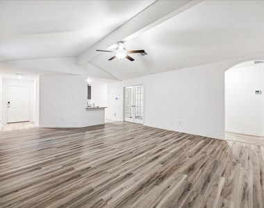 517 Amberwood Park Drive - Photo Thumbnail 3