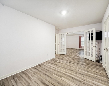 517 Amberwood Park Drive - Photo Thumbnail 14