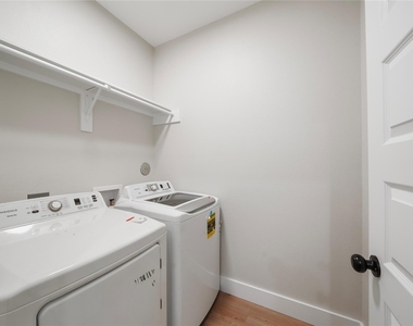 402 E 37th Street - Photo Thumbnail 6