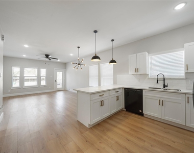 402 E 37th Street - Photo Thumbnail 2