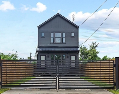 402 E 37th Street - Photo Thumbnail 9
