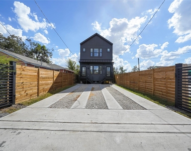 402 E 37th Street - Photo Thumbnail 8