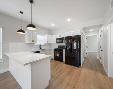 402 E 37th Street - Photo Thumbnail 1
