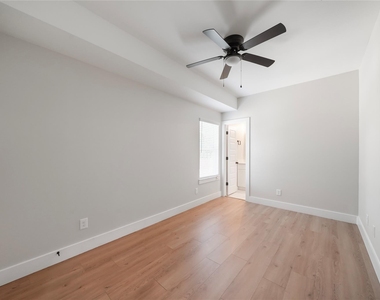 402 E 37th Street - Photo Thumbnail 5