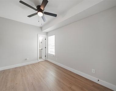 402 E 37th Street - Photo Thumbnail 3