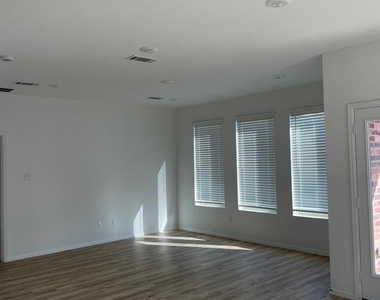 31511 Silverthorne Bush Drive - Photo Thumbnail 2