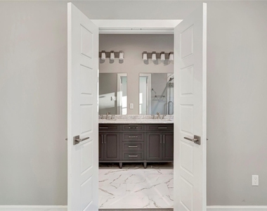 6824 Dumble Street - Photo Thumbnail 32