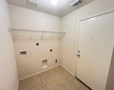 3215 Legends Hill Court - Photo Thumbnail 14