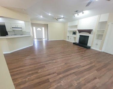 813 River Oaks - Photo Thumbnail 9