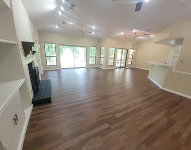 813 River Oaks - Photo Thumbnail 11