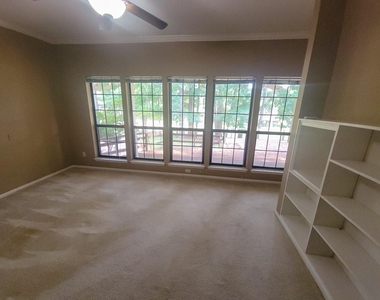 813 River Oaks - Photo Thumbnail 15