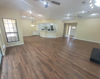 813 River Oaks - Photo Thumbnail 10