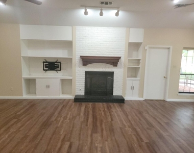 813 River Oaks - Photo Thumbnail 12