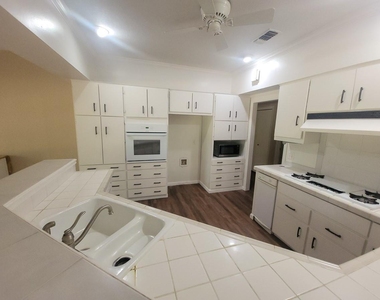 813 River Oaks - Photo Thumbnail 8
