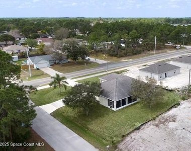 581 Eldron Boulevard Se - Photo Thumbnail 2