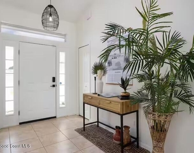 581 Eldron Boulevard Se - Photo Thumbnail 3