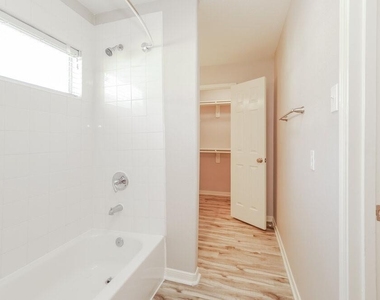 11002 Northam Drive - Photo Thumbnail 10