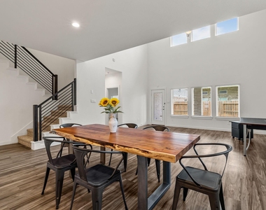 125 Aurora Springs Drive - Photo Thumbnail 7