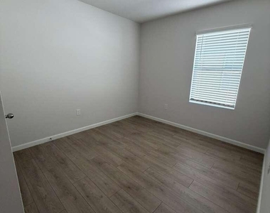 1434 Garabaldi Circle Se - Photo Thumbnail 3