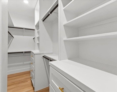 8321 Observatory Street - Photo Thumbnail 6