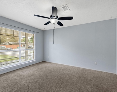 1501 Greenwood Dr - Photo Thumbnail 9
